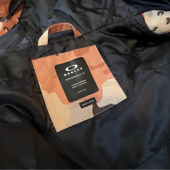 Men’s Oakley Snowboard Jacket - Picture 4 of 7